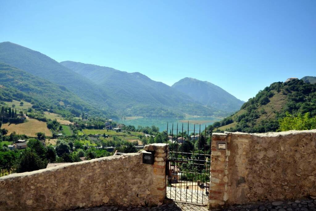 Stanza Con Terrazzo Vista Lago - Lakeholiday Castel di Tora Eksteriør billede