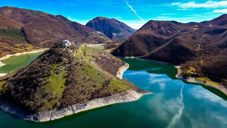 Stanza Con Terrazzo Vista Lago - Lakeholiday Castel di Tora Eksteriør billede