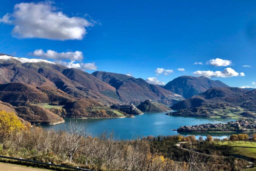Stanza Con Terrazzo Vista Lago - Lakeholiday Castel di Tora Eksteriør billede