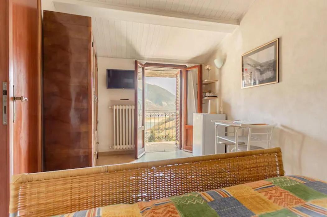 Stanza Con Terrazzo Vista Lago - Lakeholiday Castel di Tora Eksteriør billede
